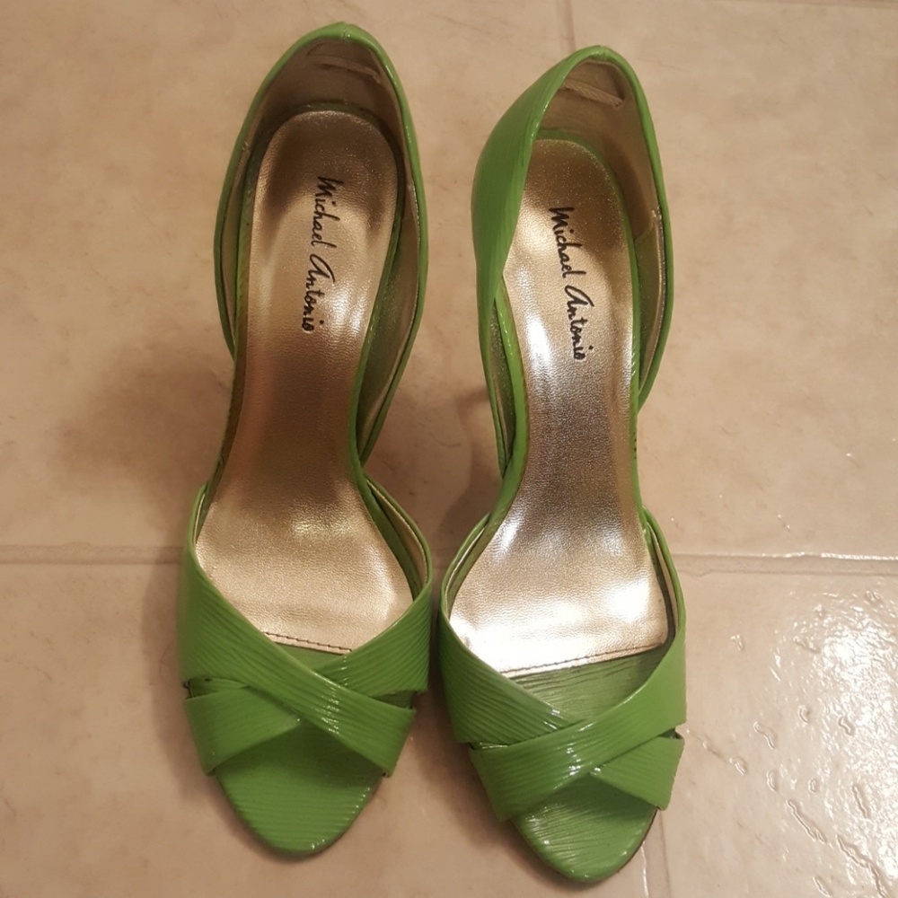 🍏 green heels.